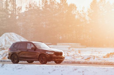 Manzara ve Hareket Bulanıklığı olan modern bir araçla kırsal bölgeyi keşfetmek