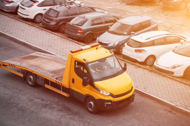 şehir çevresi ve acil durum. Çekici, kurtarma ve ulaşım hizmeti sunar..