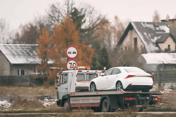 Sebuah Truk Sedang Membawa Mobil Yang Telah Rusak Mobil Ini — Stok Foto