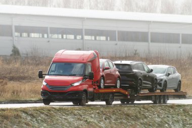 Bir köy yolundaki yol kenarı yardım servisi. Bir çekicinin taşıdığı araba bir trafik kazasına karıştı ve bozuk bir motoru var.