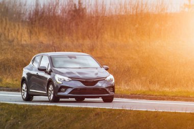 Otoyolda modern bir araba.