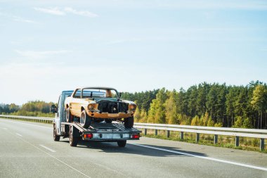 Otoyol arızasından sonra Çekici Araç Taşıma Aracı