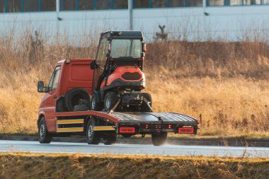 İnşaat için makineli bir karavan. Turna ve kazıcı otoyolda.