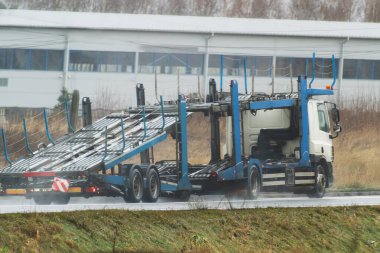 Araba arızası ve çekici. Yarış yolunda bozuk bir arabası olan bir çekici. Çekici, otoyolda bir araba taşıyor. Araba servisi taşıma kavramı