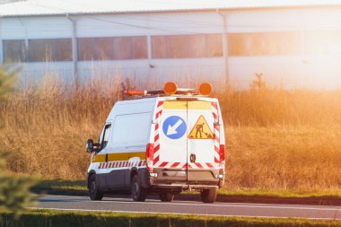 Acil Durum Yol Servisi Minibüsü Yol Bakım ve Tamir için Otoyola çıkıyor.