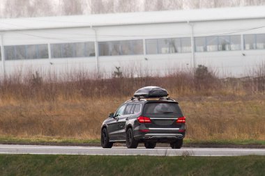 Aile Yolculuğu Bekliyor. Seyahat için en iyi bavul ile donatılmış SUV