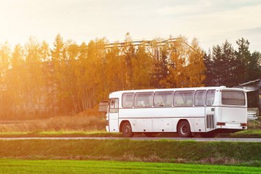 Büyük Pencere ve Tekerlekli Beyaz Araba Yolculuğunun tadını çıkarın.