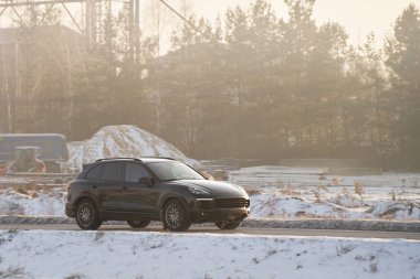 Yol ayıracı arabaya tuz ve buzun yapışmasına neden oluyor. Aracın paslanmayı ve aşınmayı önlemek için bakıma ve onarıma ihtiyacı var. Hava soğuk ve soğuk, manzaralı ama düşmanca bir manzara yaratıyor.