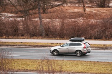 Geniş Seyahatler: Ekstra Gear ve Eşyalar İçin Çatı Kutusu Olan Aile Arabası