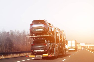 Yol kenarında kurtarma. Yolunda bozuk bir araba olan çekici. Çekici kamyon otoyolda araba taşıyor. Araba servisi taşıma kavramı.