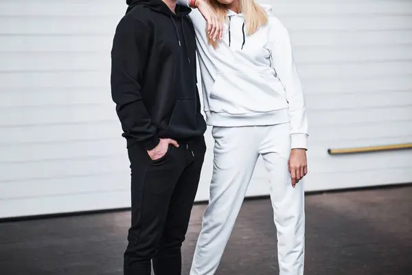 여자와 남자는 스웨트 후드를 착용합니다 가로장 의류의 고립된 클로즈업 모크업 스톡 사진