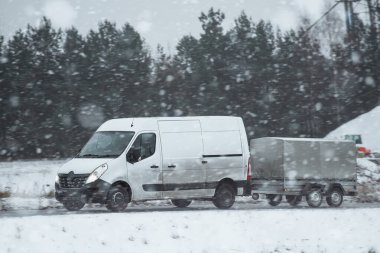 Kiralık Araba ve Karavanla Eşyalarını Taşı. Çarpık Yolların ve Güzel Manzaranın tadını çıkar.