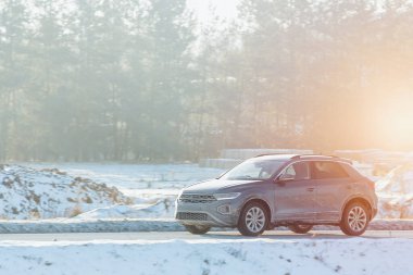 Araç yoldan gelen tuzla kaplı. Yol ayıracı, buzdaki arabada aşınmaya ve hasara neden olur. Soğuk ve karlı bir kış günü..