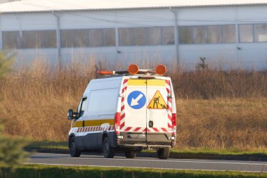 Roadwork Aracı Yön Oku ile Güvenliği Sağlar. Acil Servis Van 'ı Bakım ve onarım için hazır. Altyapı ve İnşaat Mühendisliği