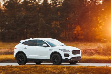 Her arazi için lüks bir araba. Rahat ve güvenli özellikleri olan sportif ve şık bir SUV..