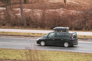 Road-Ready Comfort: Uzun Yolculuklar İçin Çatı Kutusuyla Donatılmış Araba