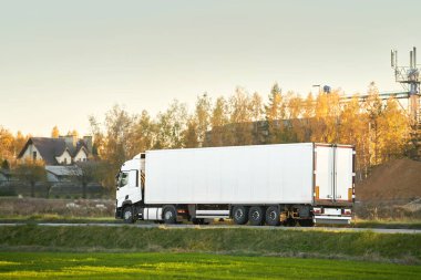 Kargo taşıyan profesyonel kamyon şoförleri.