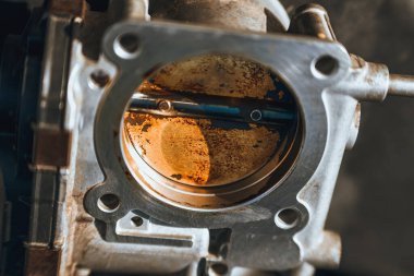 Elektronik gaz pedalı karbon birikintileriyle kaplı. Bu da arabanın veya kamyonun rölantide çalışmasına ve MPG 'ye neden olabilir..