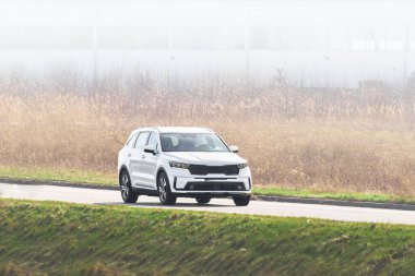 Sunset Arkaplanlı Aile SUV Arabası Sahne Yolu 'nda