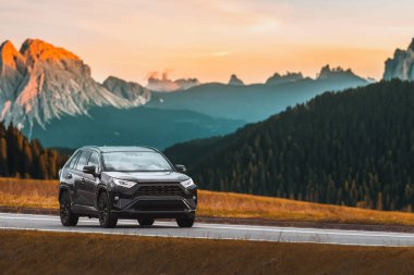 Geniş, modern aile arabası. Güvenlik ve off-road yetenekleri