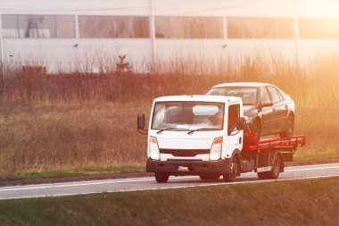 Yol kenarında kurtarma. Yolunda bozuk bir araba olan çekici. Çekici kamyon otoyolda araba taşıyor. Araba servisi taşıma kavramı.