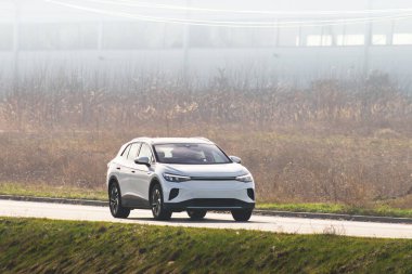 Beyaz Aile SUV Arabası Sahne Yolu 'nda Sunset Arkaplan Arkaplanlı