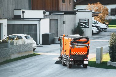 Sokak Temizleyicisi Banliyöde Sabah Işığı Temizliyor