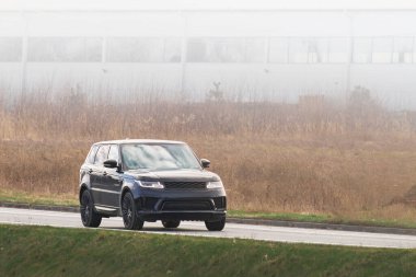 Sunset Drive in Geniş Aile SUV on Scenic Route