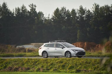 Otoyoldaki yeni ve modern bir Station Wagon Car. Aile ve Spor için Geniş ve Zarif bir Araç. Bir Arabadaki Uygulamayla Tarzın Birleştirilmesi. Güçlü Motorlu Bir Combi Araba.