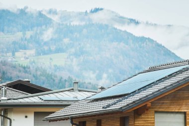 Alplerdeki Enerji Verimli Ev: Çatıdaki Güneş Panelleri