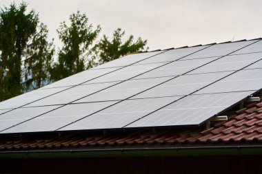 Güneş panelli Alp Evi. Enerji için güneş ışığından faydalanılıyor