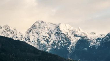 Bulutlar Alp Zirvesinde Dans Ediyor 4K Zaman Hızı