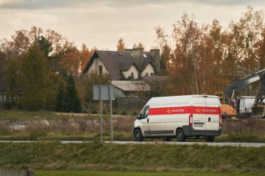 Avrupa, Polonya - 11.02.2024. Poczta Polska minibüsü Avrupa sokaklarında dolaşıyor. Polonya kamyonunun postası..