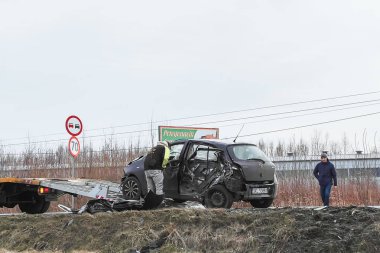 02.02.2024 Polonya, Avrupa. Siyah Toyota Yaris yan çarpma sonucu bir arabanın çekiciye ihtiyacı olur. Başka bir aracın çarptığı bir araba bir çekici tarafından çekiliyor.