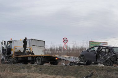 02.02.2024 Polonya, Avrupa. T-Bone araba kazası. Modern aile arabası kaza yaptı. Yolunda bozuk bir araba olan çekici. Çekici, otobana bir araba yüklüyor. Trafik kazası bölgesi.