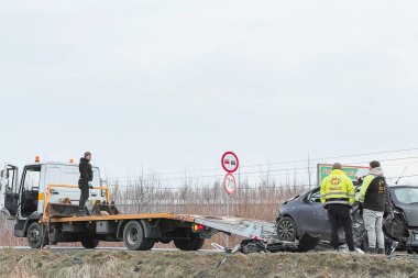 02.02.2024 Polonya, Avrupa. Siyah Toyota Yaris yan çarpma sonucu bir arabanın çekiciye ihtiyacı olur. Başka bir aracın çarptığı bir araba bir çekici tarafından çekiliyor.