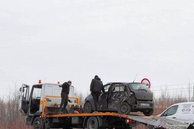 02.02.2024 Polonya, Avrupa. Siyah Toyota Yaris yan çarpma sonucu bir arabanın çekiciye ihtiyacı olur. Başka bir aracın çarptığı bir araba bir çekici tarafından çekiliyor.