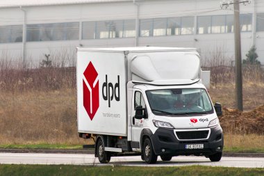 DPD Nakliye Minibüsü tam zamanında teslimatı garantiledi. 02.04.2024 Polonya, Avrupa.