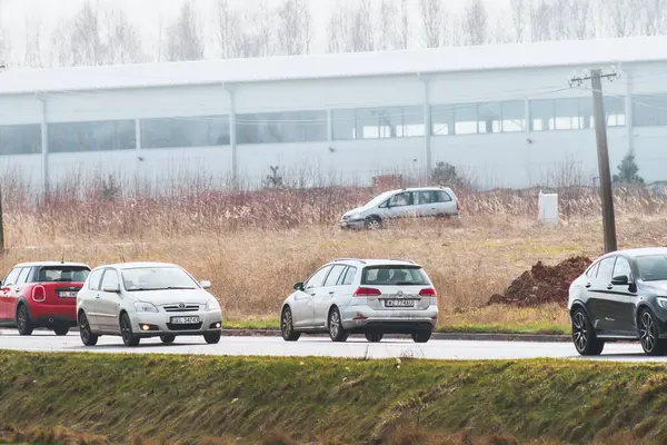 03.04.2024 Polonya, Avrupa. Güneşli bir bahar gününde ulusal yolda düzenli trafik. Arabalar ve iki şeritli yollar..