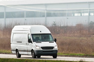 Paket Teslimat Servisi Trafikten Müşterilere Hizmet Etmek İçin Dokuyor