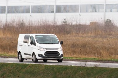 Ticari Teslimat: Çevrimiçi Siparişler İçin Van Taşıma Paketleri.