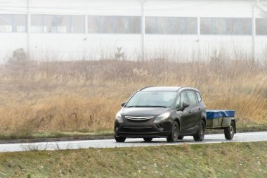Macera Yolculuğun için bir araba ve karavan. Eşyalarını Kolayca Taşı