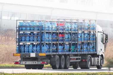 Ticari Gaz Silindiri Teslimat Servisi. Yollarda etkili LPG silindirli dağıtım. Mavi Çelik Silindir Kamyon Yanıcı Kargo TaşımacısıName.
