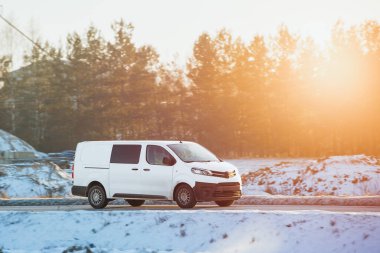 Ticari Teslimat: Çevrimiçi Siparişler İçin Van Taşıma Paketleri.