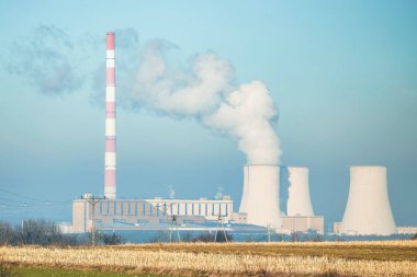 Bir Elektrik Santrali ve Doğal Manzara. Endüstriyel boru fabrikasından beyaz duman.