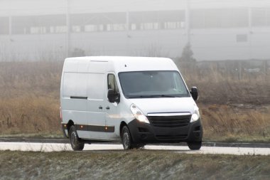 Hızlı Nakliye: Lojistik Şirketi Müşteri Hizmeti Minibüsü.