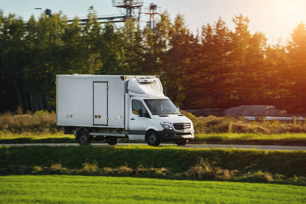 Экспресс-доставка: фургон доставки в движении для быстрого обслуживания.