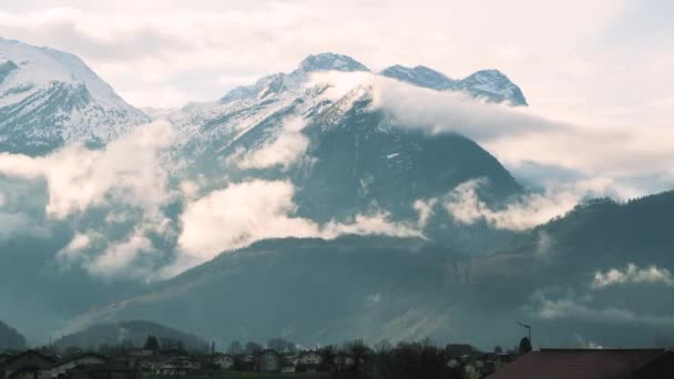 Picos Montaña Cubiertos Nieve Con Nubes Sol Atardecer Timelapse Ultra — Vídeos de Stock