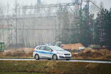 Uyanık ve Hazır, Polis arabası bir kanun adamı olarak ayakta duruyor. 01.04.2024 Polonya Avrupa.