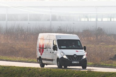 02.04.2024 Polonya, Avrupa. DPD Van, Polonya Otobanı 'nda Paketleri Çabuk Teslim Etti